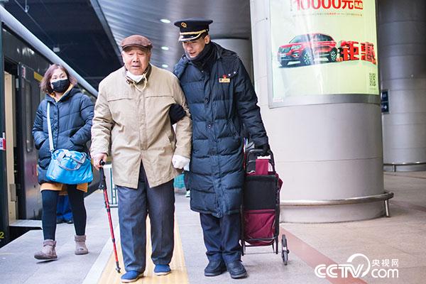 "036" passenger escort key passengers to the platform.